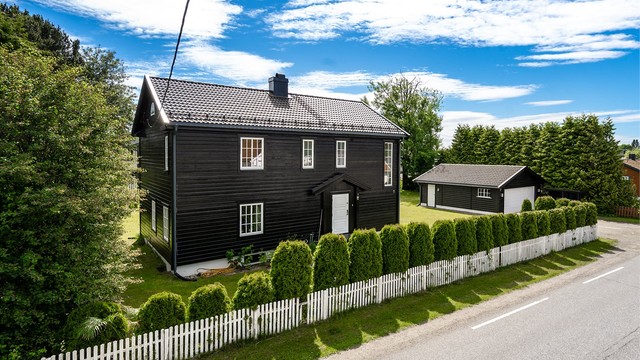 Jessheim sentrum med alle bymessige fasiliteter ligger kun ca. 7 minutter unna med bil.