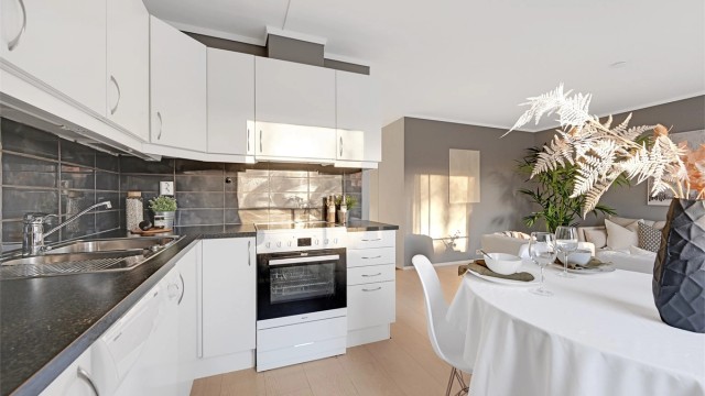 Leiligheten har hyggelig stue i åpen løsning til kjøkkenet, delikat bad, romslig soverom og et bodrom. (Fotograf Kristian Bollæren/Fotofinish)