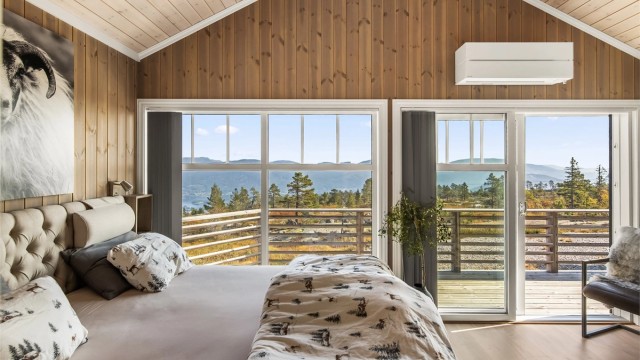Hytten er nøye planlagt plassert på tomten for å utnytte sol og utsikt samt hindre innsyn.