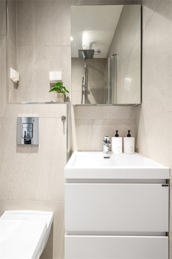 Servant nedfelt i innredning og et praktisk speilskap gir god oppbevaringsplass.