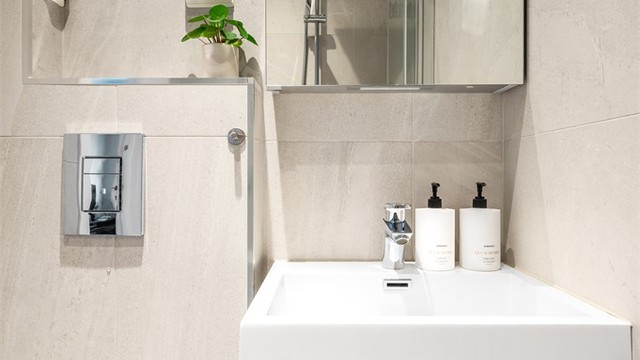 Servant nedfelt i innredning og et praktisk speilskap gir god oppbevaringsplass.