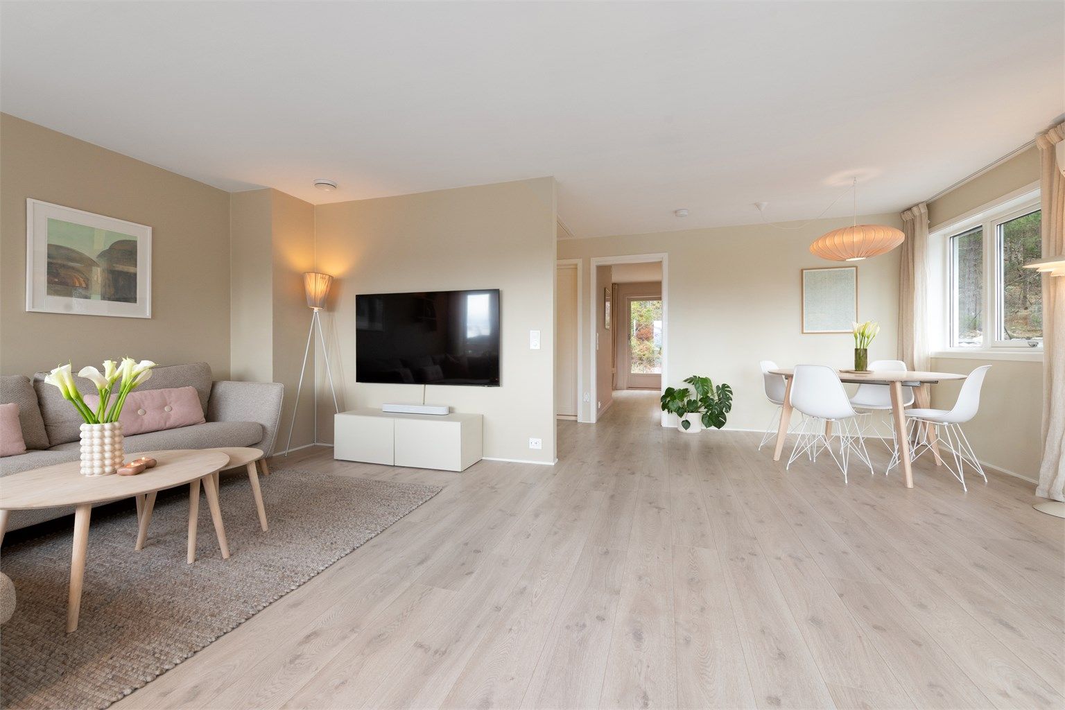 Stuen og spisestuen danner et stort, sosialt allrom med god plass til flere soner.