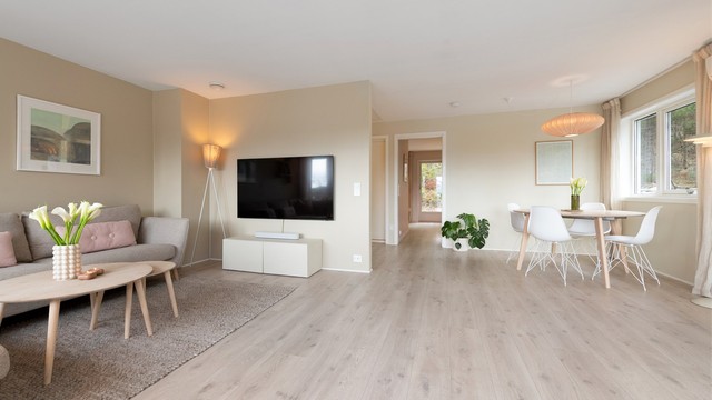 Stuen og spisestuen danner et stort, sosialt allrom med god plass til flere soner.