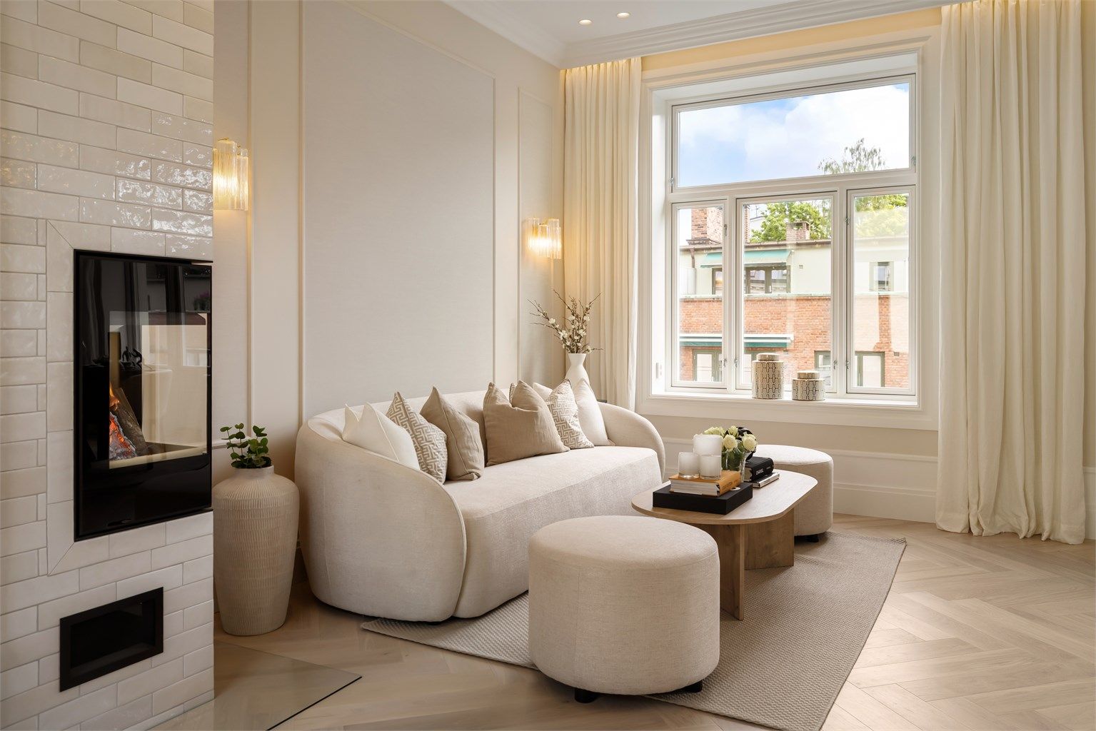 Boligen innehar klassiske og stilrene detaljer med store vindusflater, generøs takhøyde på 2,95 m, lekker fiskebensparkett og både rosett, brede gulvlister og vegglister