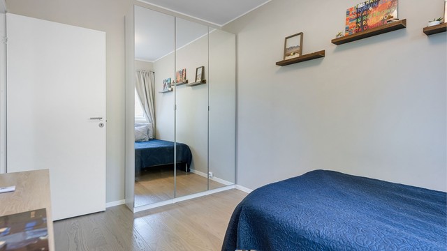 Soverom 2. Fra dette soverommet er det utgang til hagen på husets bakside