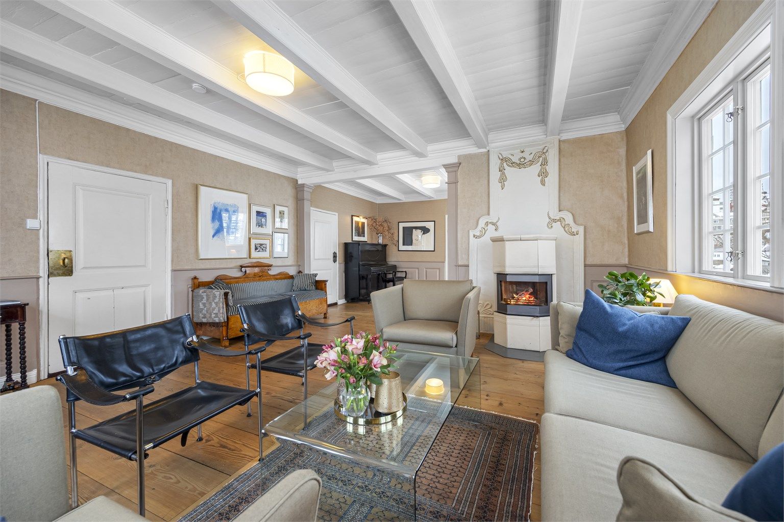 Storstuen i 2 etg. har en herskapelig peisovn, vakre detaljer og innbydende farger. 