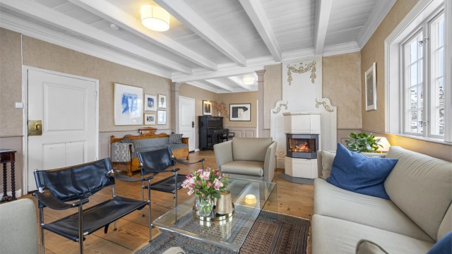 Storstuen i 2 etg. har en herskapelig peisovn, vakre detaljer og innbydende farger.