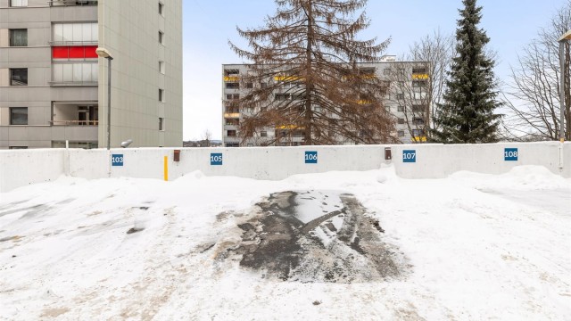 Egen utvendig parkeringsplass (nr. 106) medfølger leiligheten.