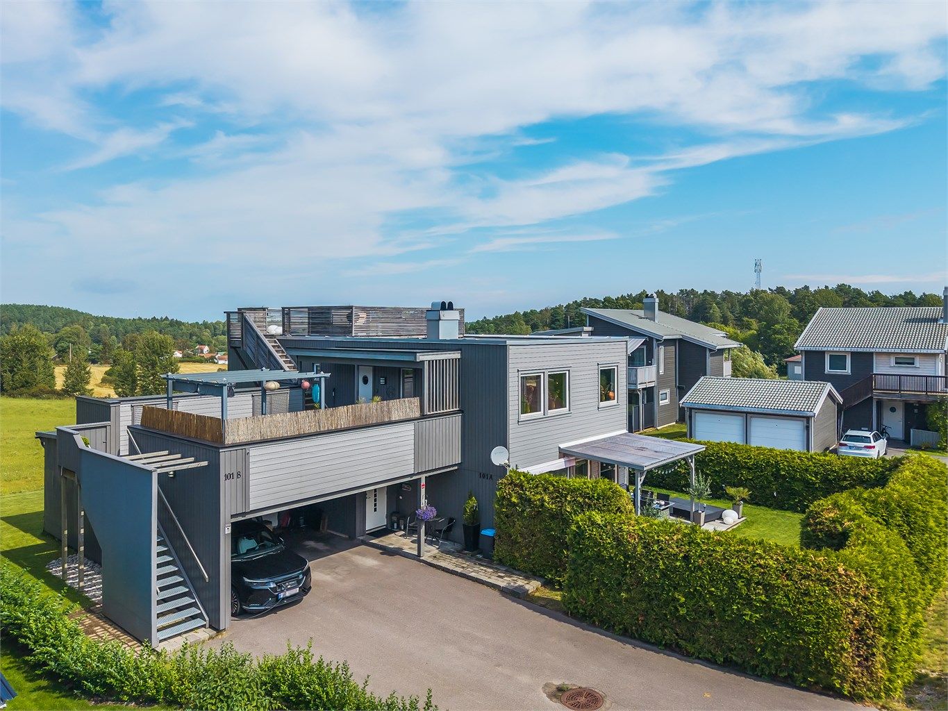 Velkommen til Torødveien 101B. Carport med elbil-lader.