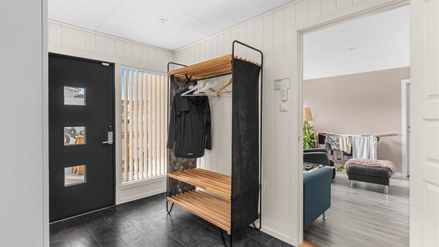 Romslig entré på 9,5 kvm med god plass til oppbevaring av yttertøy og sko.