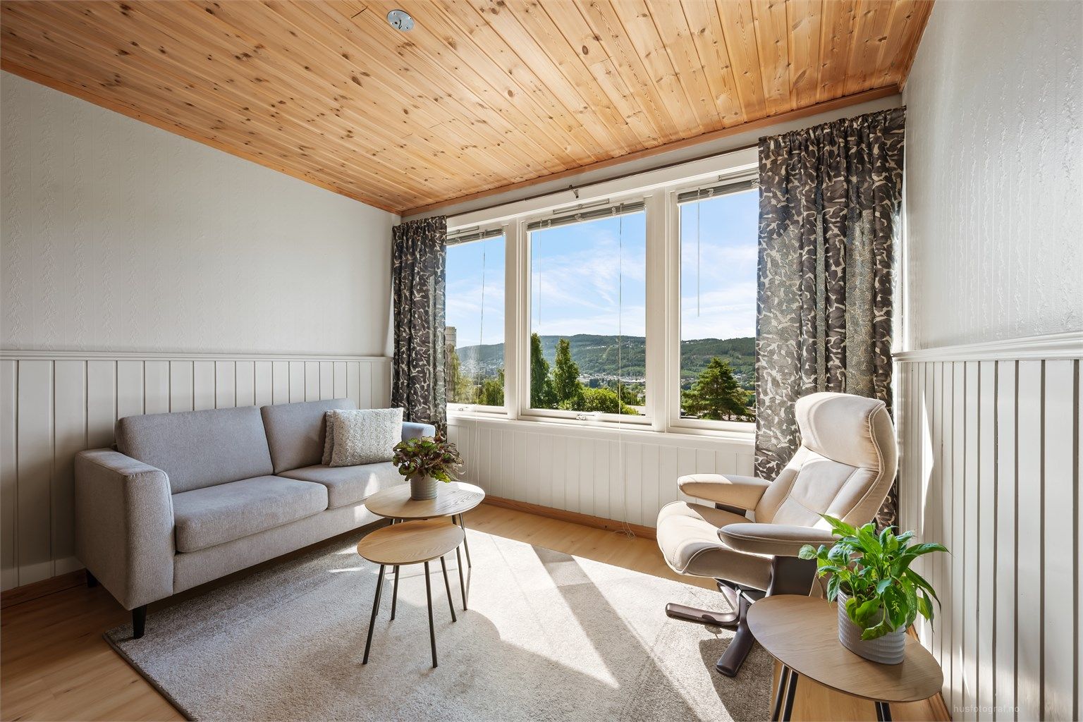 Stue med sofaområde og sittegruppe.