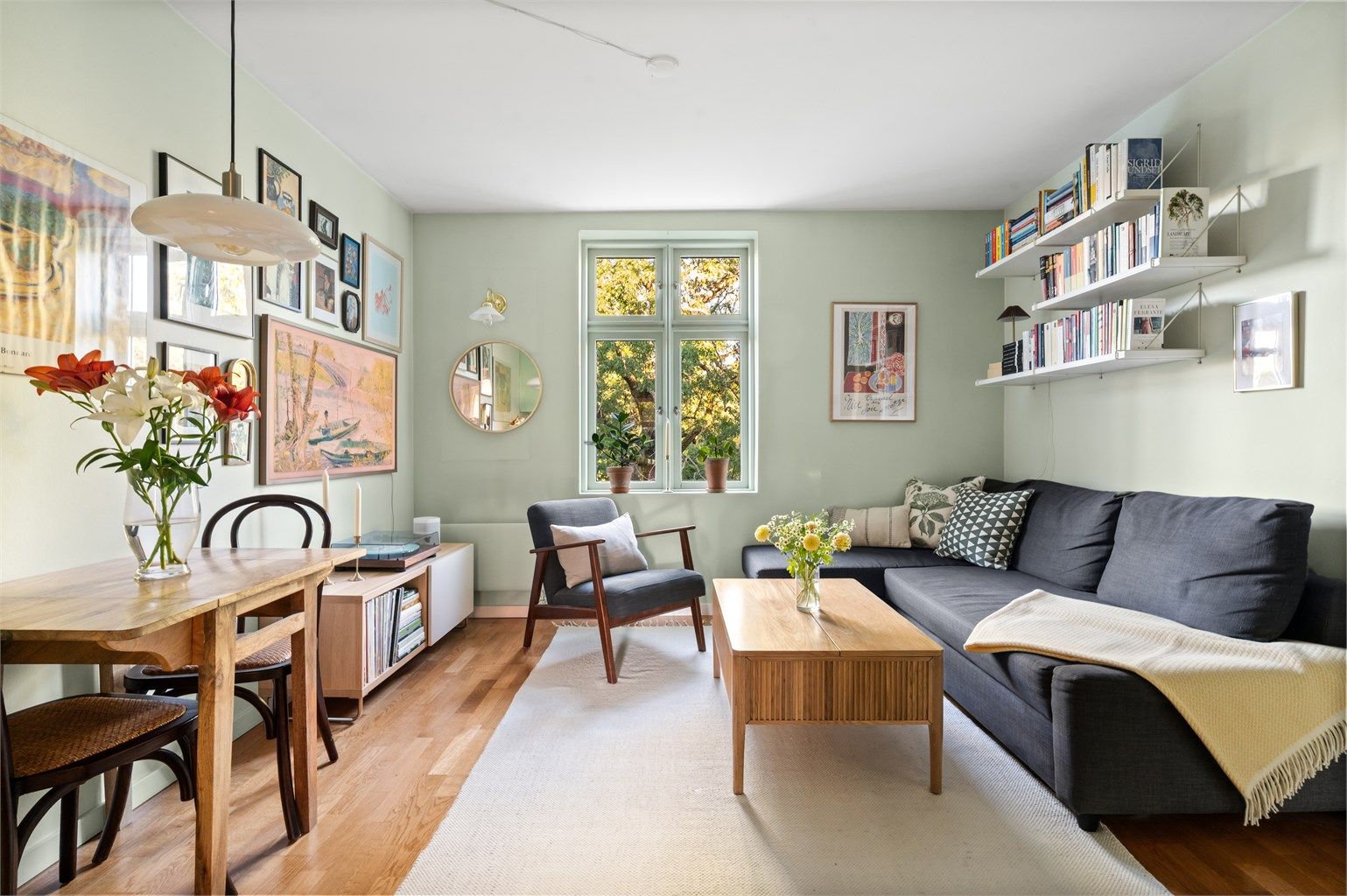 Stuen er romslig med god planløsning og kan enkelt innredes med en hyggelig sofagruppe med tilhørende sofabord og annet ønskelig stuemøblement. 