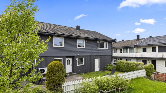 Velkommen til Nordtjønnåsen 34 d - Et innholdsrikt rekkehus med 5 soverom, barnevennlig og sentral beliggenhet i Vågsbygd, i naturskjønne omgivelser. Tilbygg med garasje. Stor solrik veranda