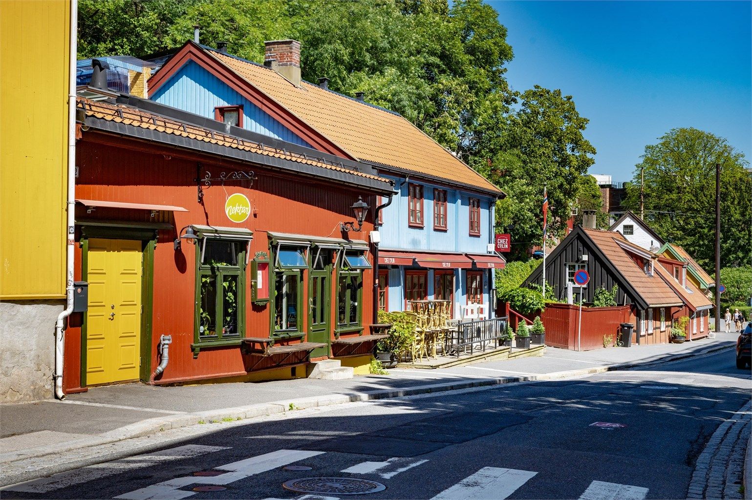 Fantastisk tilbud av restauranter i nærområdet. Blant annet populære Nektar, sjarmerende Chez Colin, Eff eff og Hrimnir. 