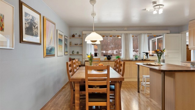 Store vindusflater i allrommet slipper inn rikelig med dagslys.