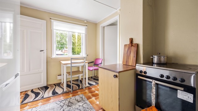 Ved vinduet er det naturlig plassering for et mindre spisebord.