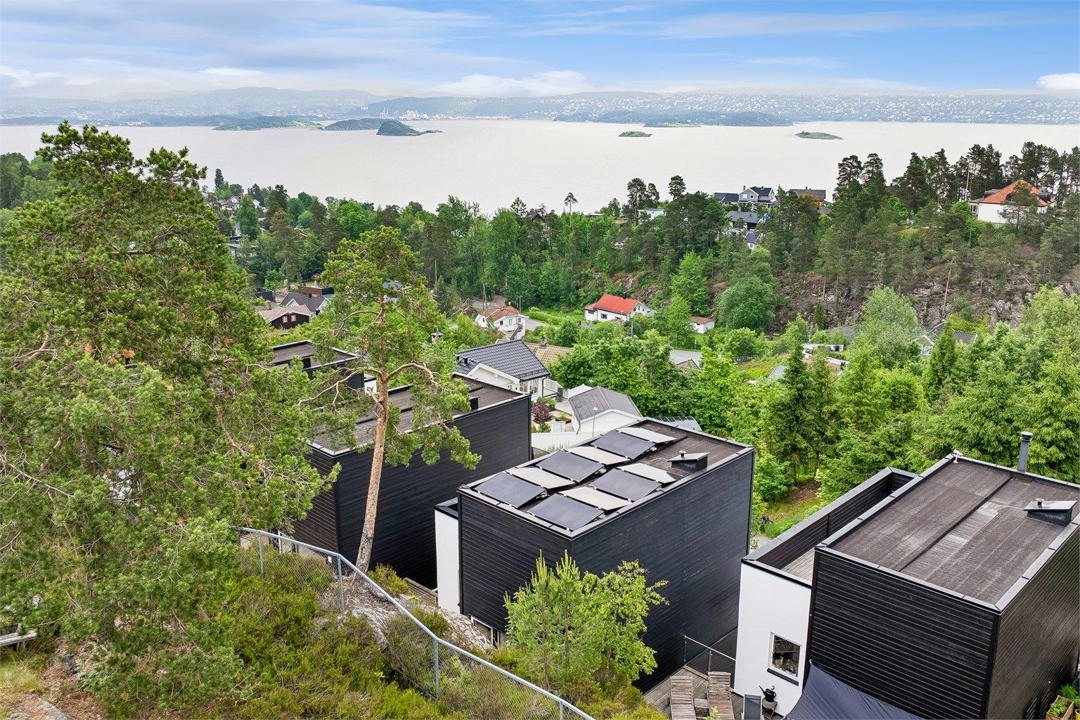 Moderne funkisbolig med en av Oslofjordens beste utsikter - Takterrasse, carport, 4 soverom og solceller på taket. Foto: Per Oscar Skje