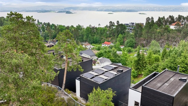 Moderne funkisbolig med en av Oslofjordens beste utsikter - Takterrasse, carport, 4 soverom og solceller på taket. Foto: Per Oscar Skje