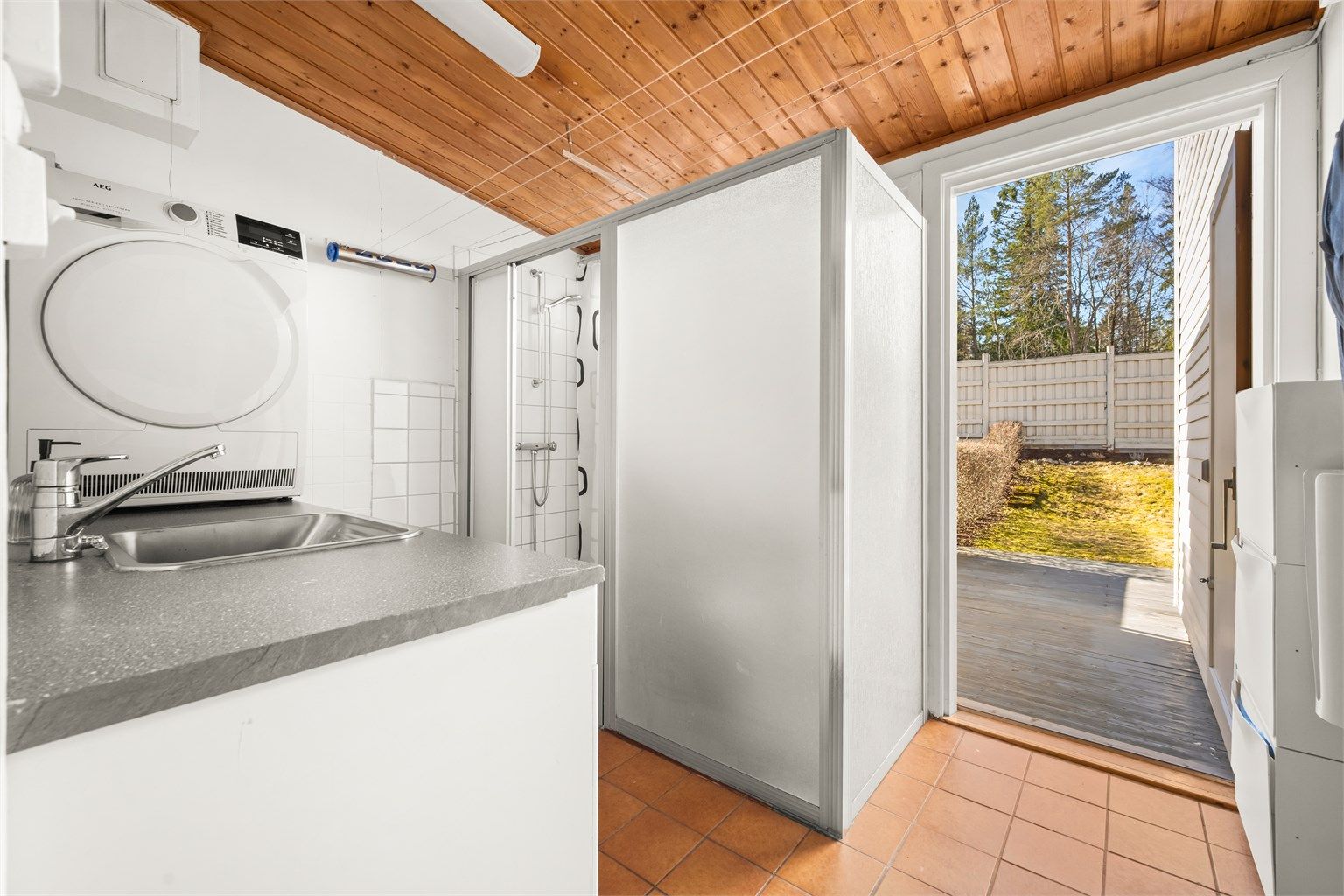 Fra bad/vaskerommet er det praktisk utgang til terrassen og hagen.