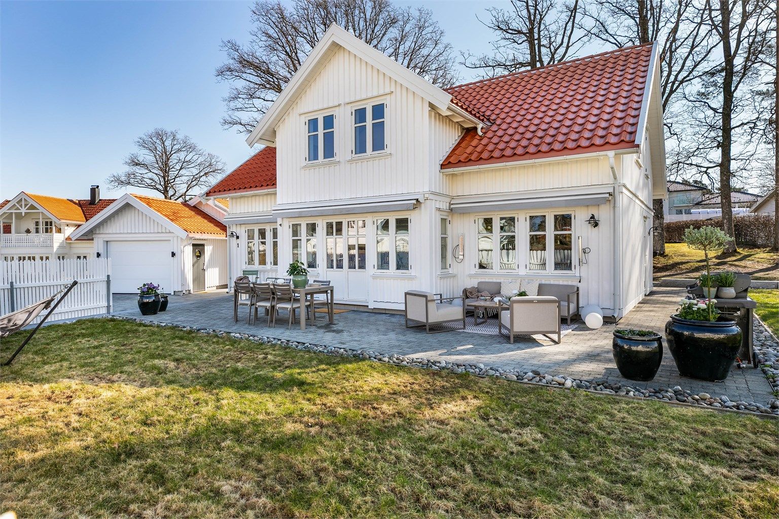 Boligen ble bygget med påkostet standard for tiden da den ble oppført. Stående barokk-kledning gir fasaden et klassisk uttrykk.