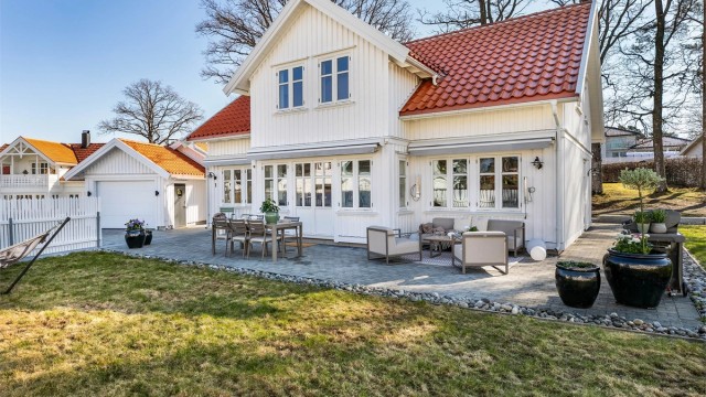 Boligen ble bygget med påkostet standard for tiden da den ble oppført. Stående barokk-kledning gir fasaden et klassisk uttrykk.