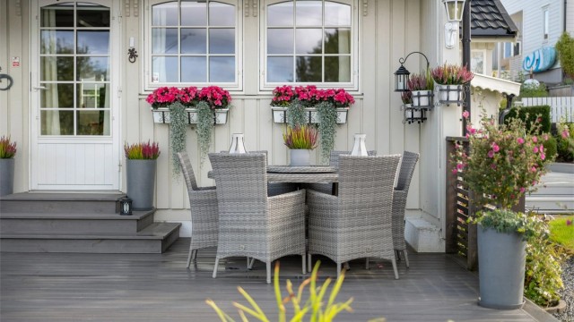 Hyggelig spiseplass på terrassen med god plass til familie og gjester.