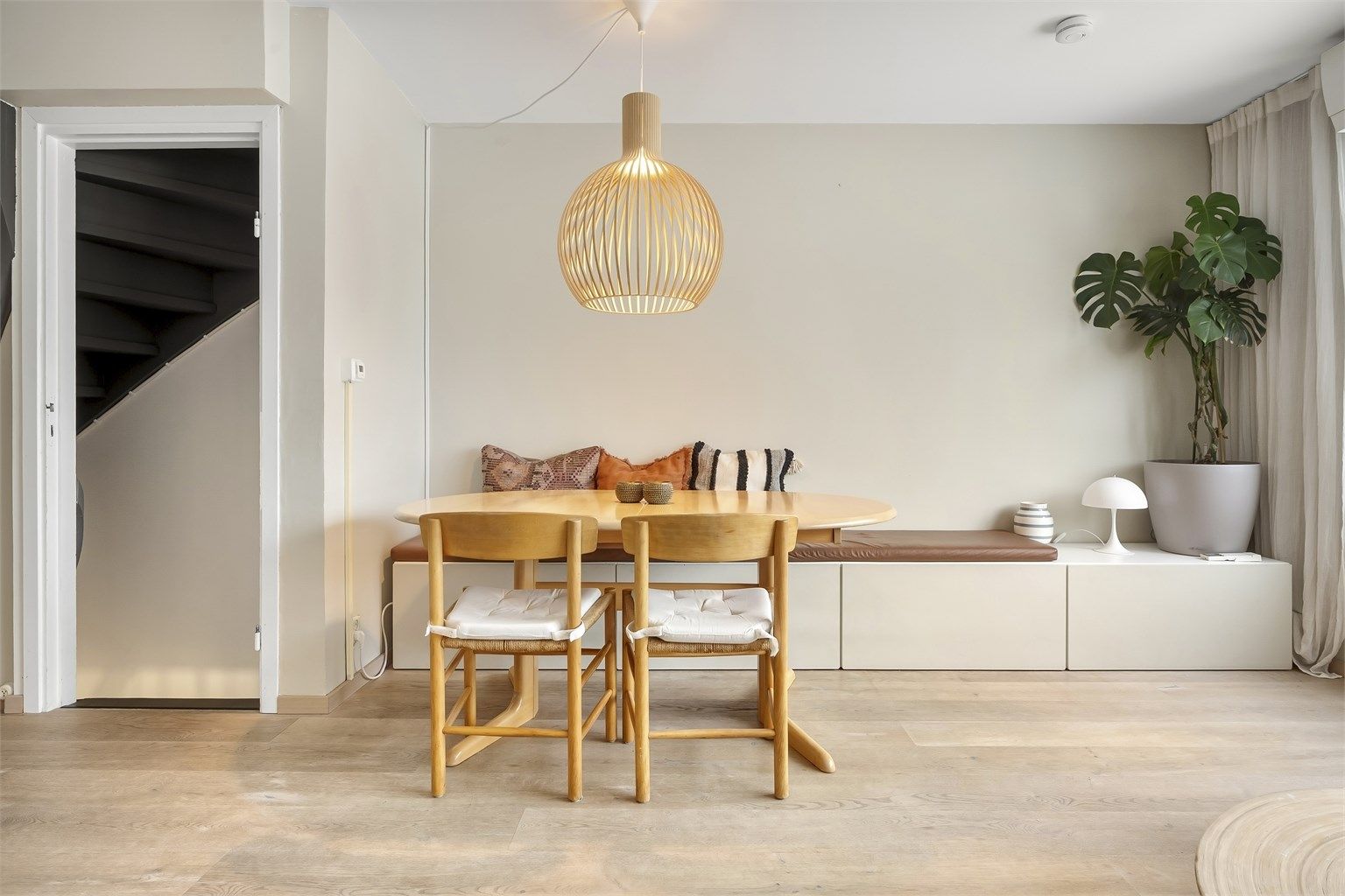 Det er både varmepumpe og gulvvarme i rommet.