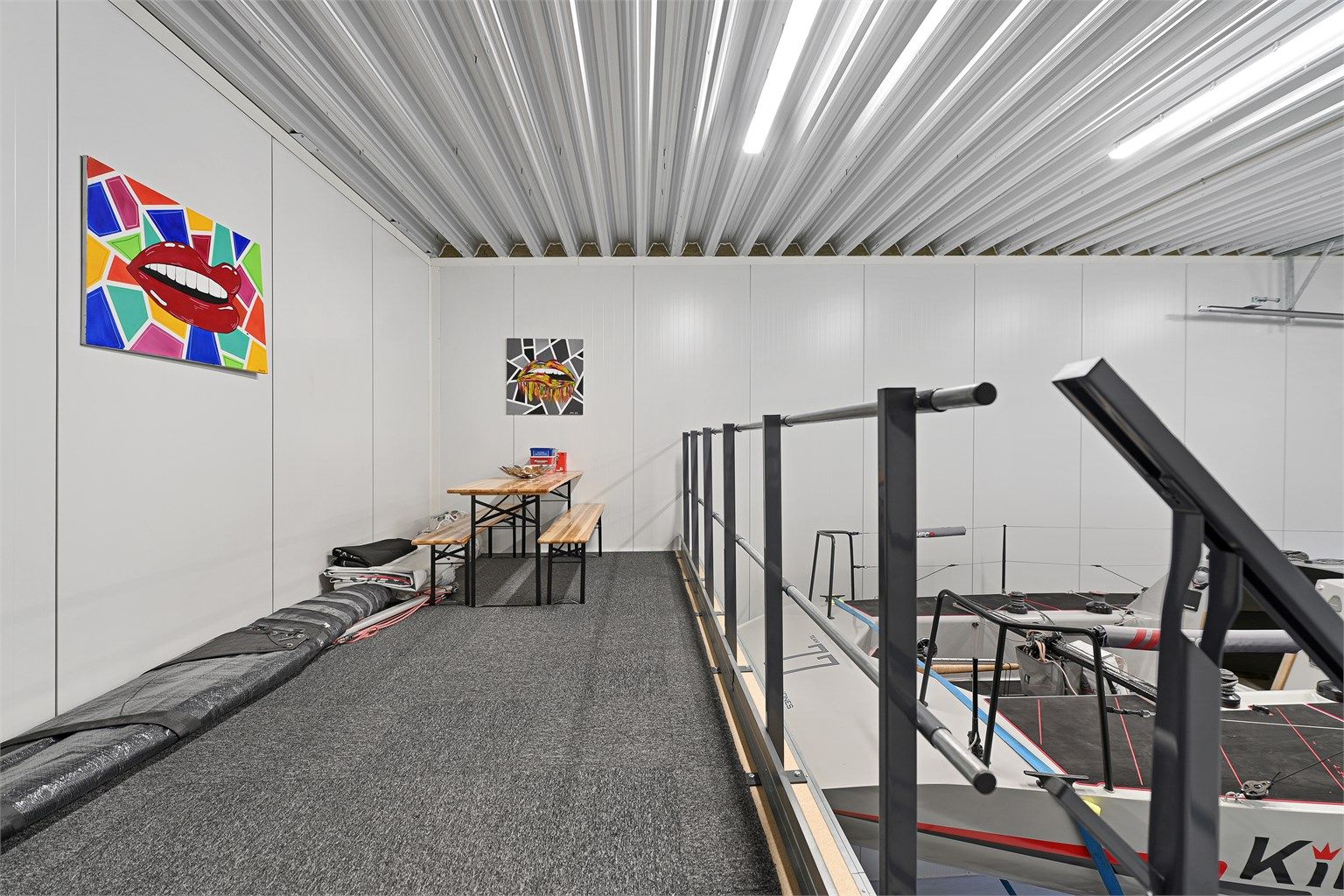 Seksjonens areal er på ca. 72 kvm., innvendig høyde er på ca. 6 meter.