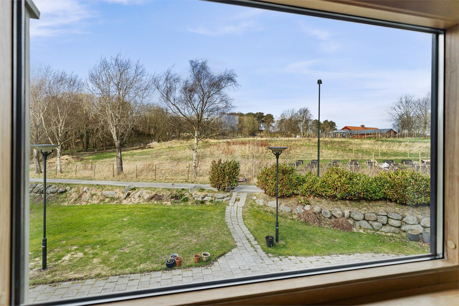 Flott utsyn mot fritidsgården og dens vakre omgivelser. 