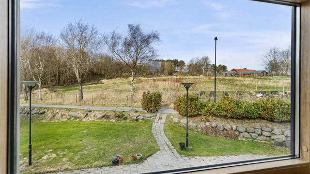 Flott utsyn mot fritidsgården og dens vakre omgivelser.