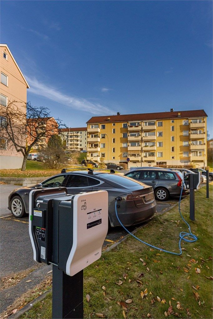 Borettslaget har ca. 150 biloppstillingsplasser, 40 av de til elbil, som leies ut til beboere som disponerer bil