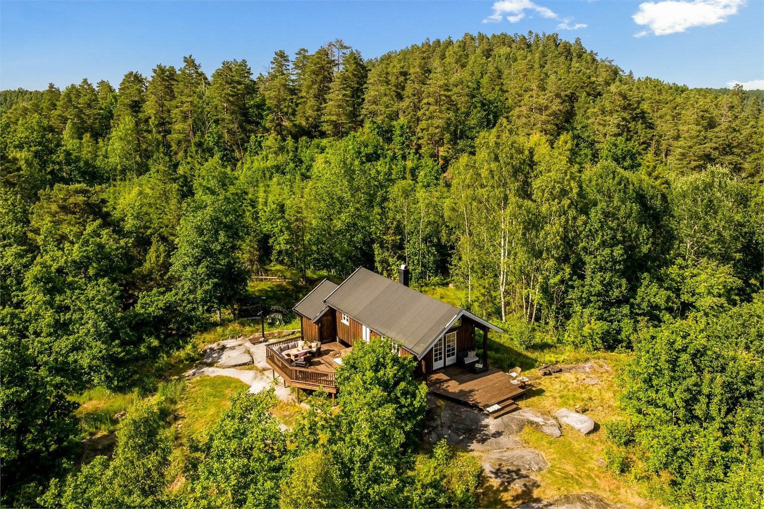Eiendommen er for det meste omkranset av frodig skog og skjermet mot øvrige naboer, noe som gir en rolig og fredfull atmosfære.