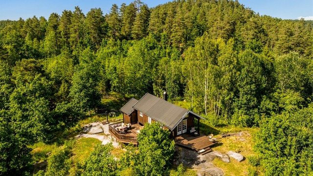 Eiendommen er for det meste omkranset av frodig skog og skjermet mot øvrige naboer, noe som gir en rolig og fredfull atmosfære.