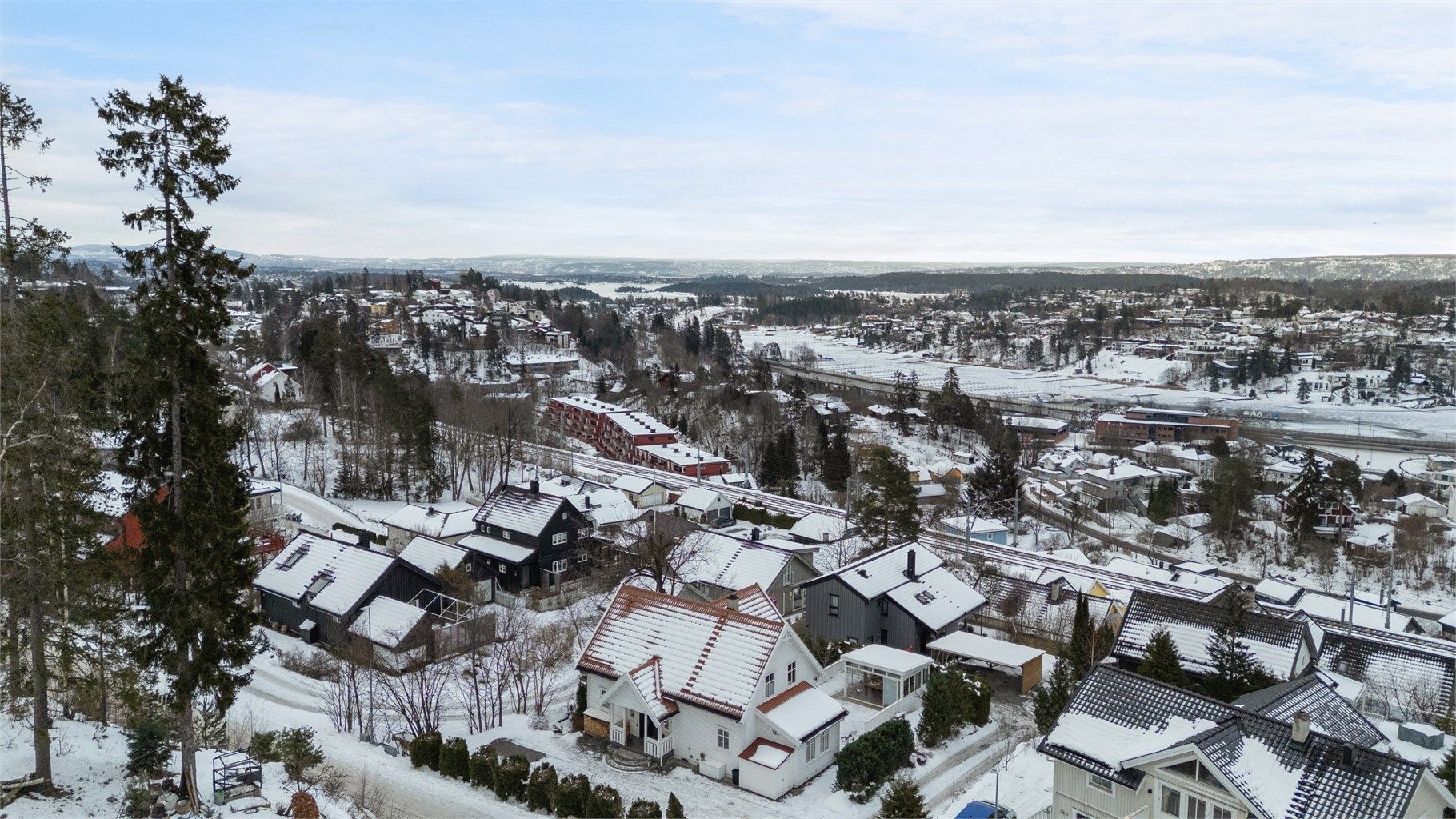 Boligen ligger i et attraktivt og hyggelig boligområde. Her har du nærhet til et mangfold av tur- og rekreasjonsområder i Vestmarka og langs fjorden som kan benyttes sommer som vinter