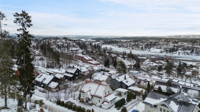 Boligen ligger i et attraktivt og hyggelig boligområde. Her har du nærhet til et mangfold av tur- og rekreasjonsområder i Vestmarka og langs fjorden som kan benyttes sommer som vinter