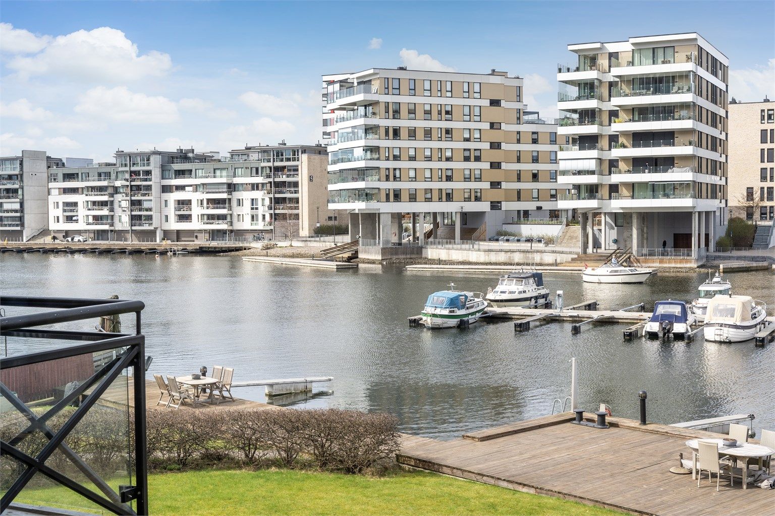 Utsikt over Indre Havn, hvor du kan følge med på båtlivet fra egen balkong.