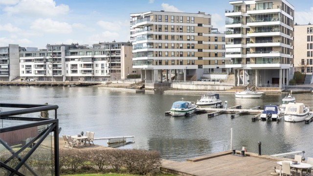 Utsikt over Indre Havn, hvor du kan følge med på båtlivet fra egen balkong.