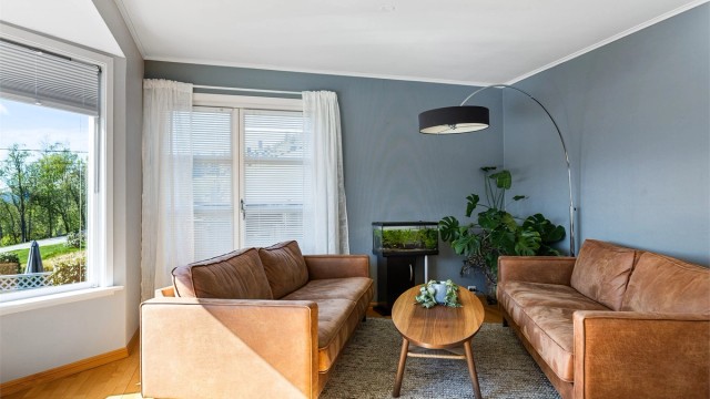 Hovedstuen har parkett på gulvet og store vindusflater som gir rikelig med dagslys