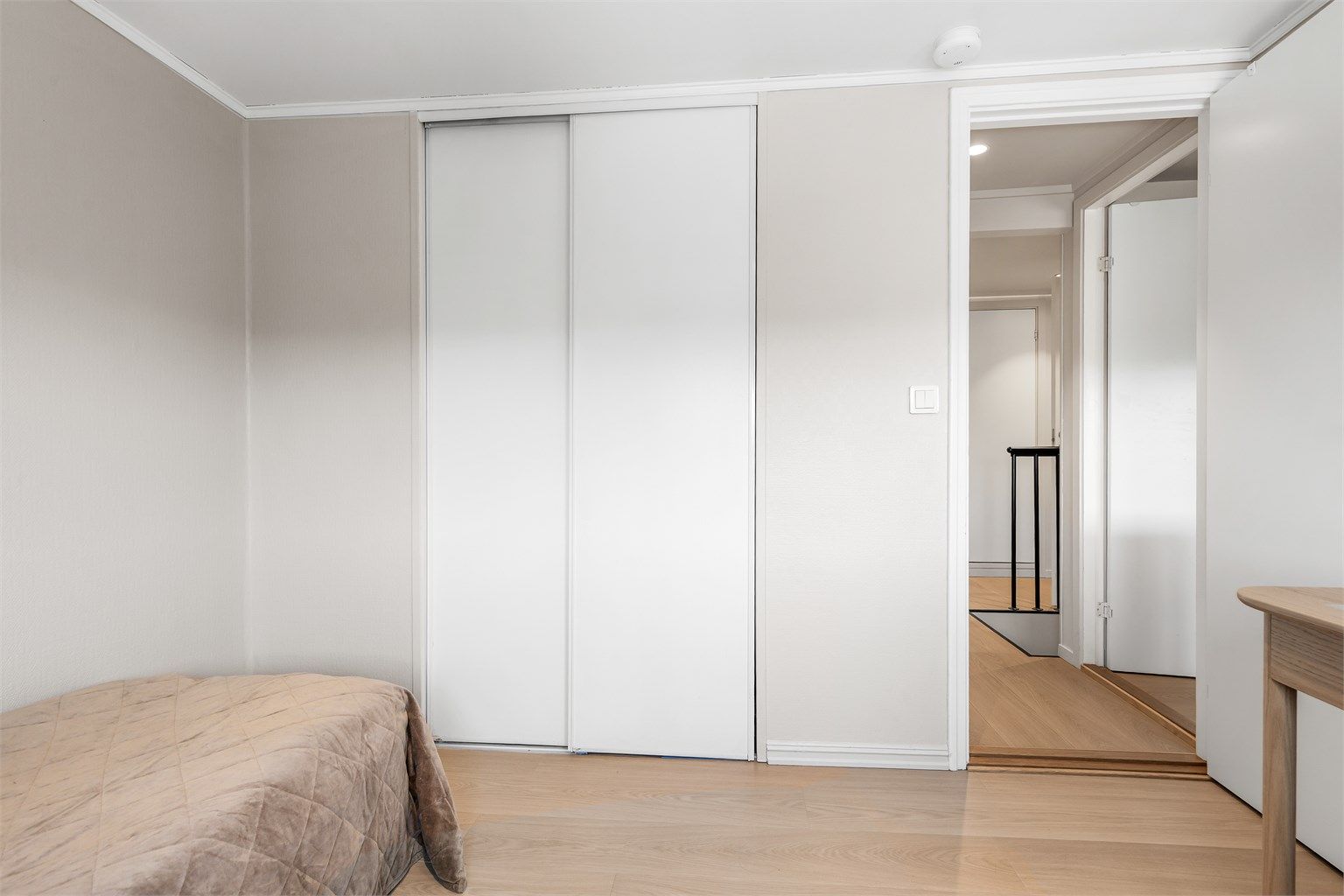 Soverom 2 er også av god størrelse, med skyvedørsgarderobe og plass til dobbeltseng. Skyvedørsgarderoben var opprinnelig bod.
