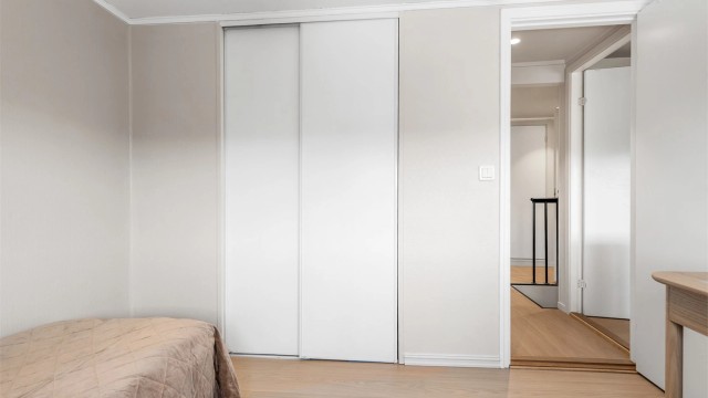 Soverom 2 er også av god størrelse, med skyvedørsgarderobe og plass til dobbeltseng. Skyvedørsgarderoben var opprinnelig bod.