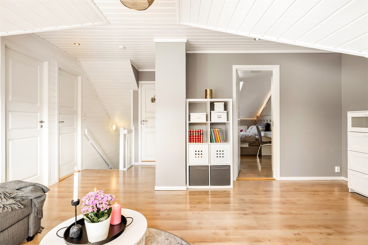 En smart planløsning skiller soverommene fra trappeoppgangen.