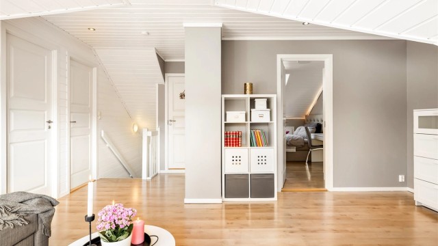 En smart planløsning skiller soverommene fra trappeoppgangen.