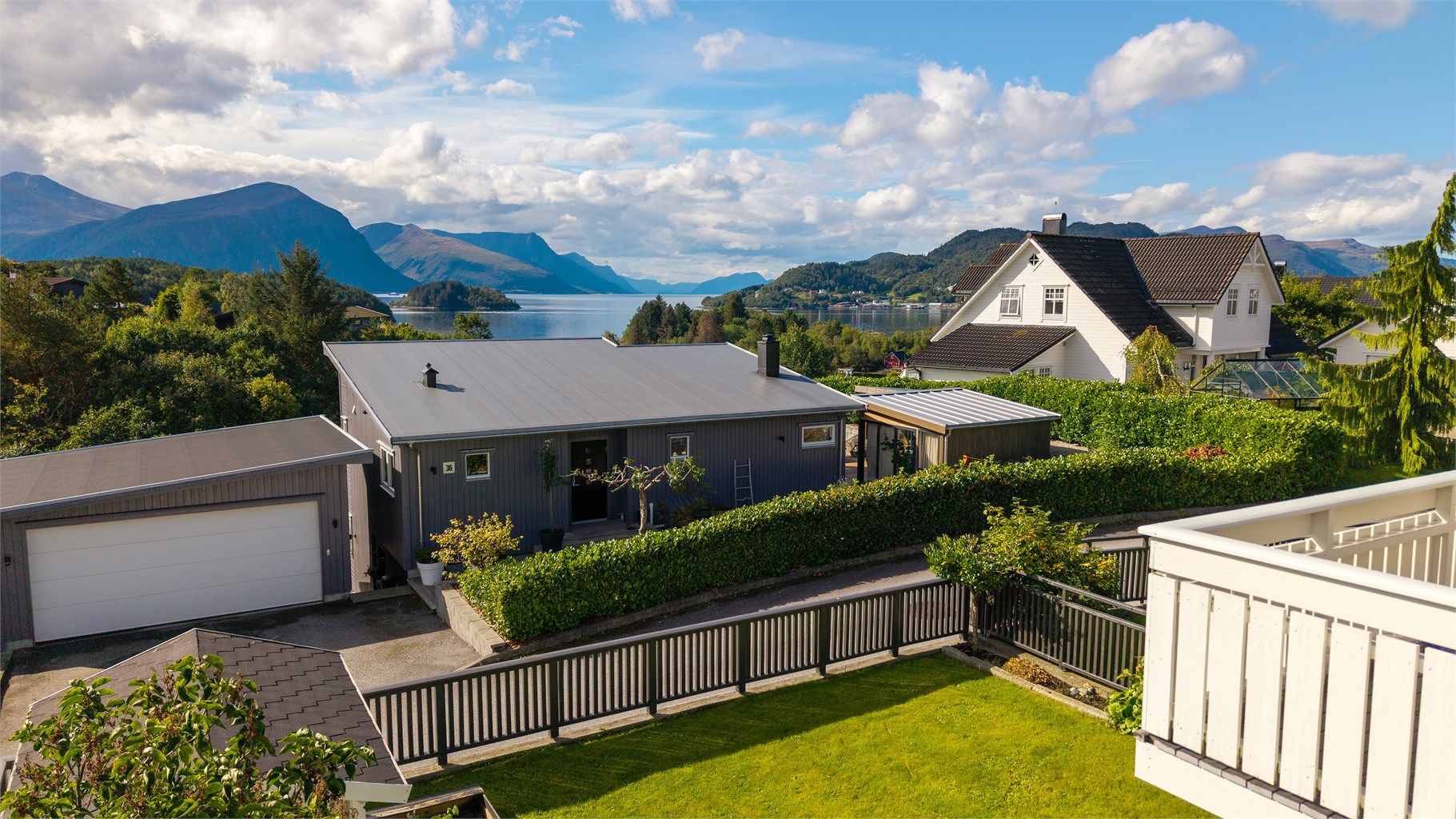 Flott utsikt mot fjord og fjell fra andre etasje 
