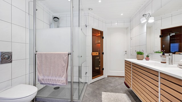 Dusjsonen har glassvegger og et spesialtilpasset oppsamlingskar for dusjvann.