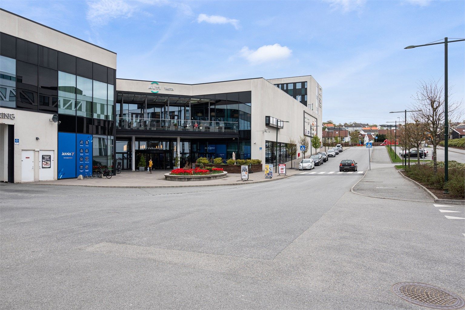 Det er umiddelbar nærhet til Tastasenteret, hvor du finner shopping, dagligvarebutikker, kaféer, treningssentre m.m. 