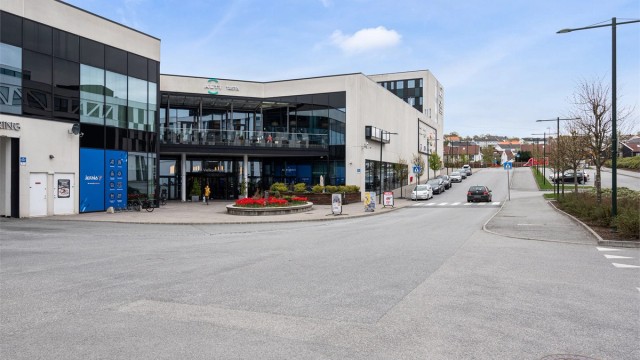Det er umiddelbar nærhet til Tastasenteret, hvor du finner shopping, dagligvarebutikker, kaféer, treningssentre m.m.