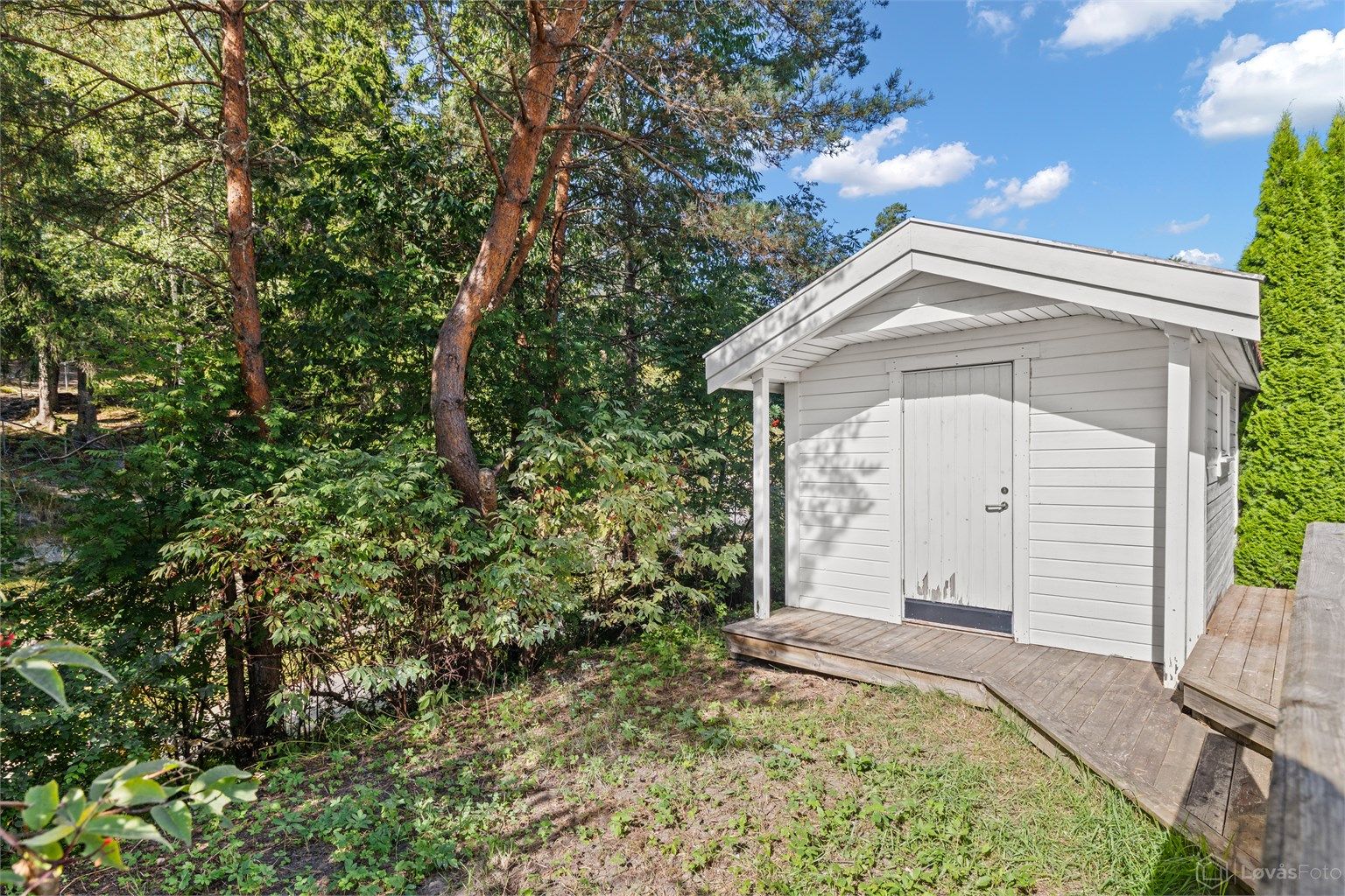 Frittstående redskapsbod på 11 m² gir rikelig med lagringsplass for oppbevaring av hageredskaper, sykler og sesongutstyr.