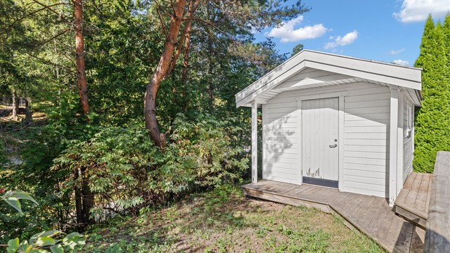 Frittstående redskapsbod på 11 m² gir rikelig med lagringsplass for oppbevaring av hageredskaper, sykler og sesongutstyr.