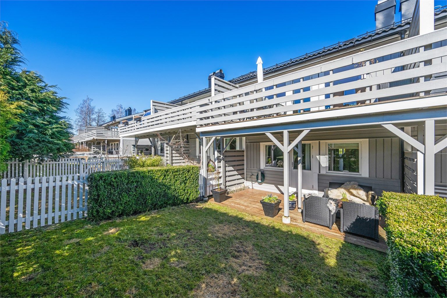 Her har du stor balkong, god standard og et koselig uteareal med terrasse og egen hage