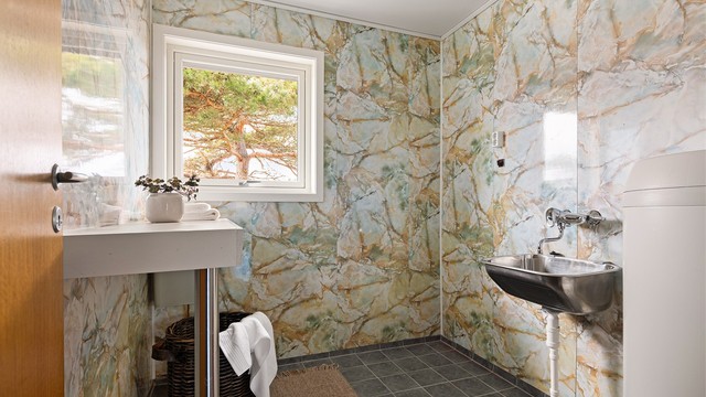 Vaskerommet er fra byggeåret og naturlig gjenstand for modernisering, men funksjonelt. Fliser er lagt på gulvet i nyere tid. I gulvet er det også varme.